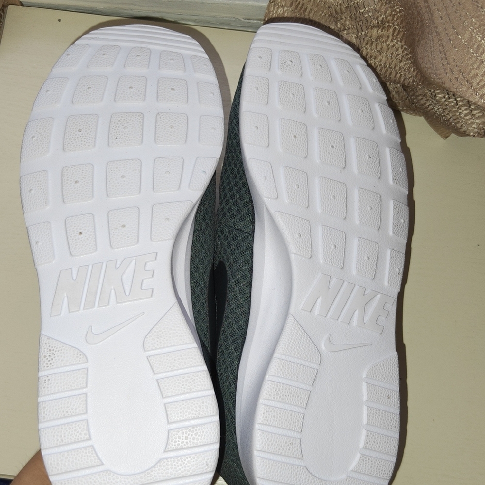 Nike Women's Dark Green Mesh Sneakers with White Laces - Picture 6 of 6